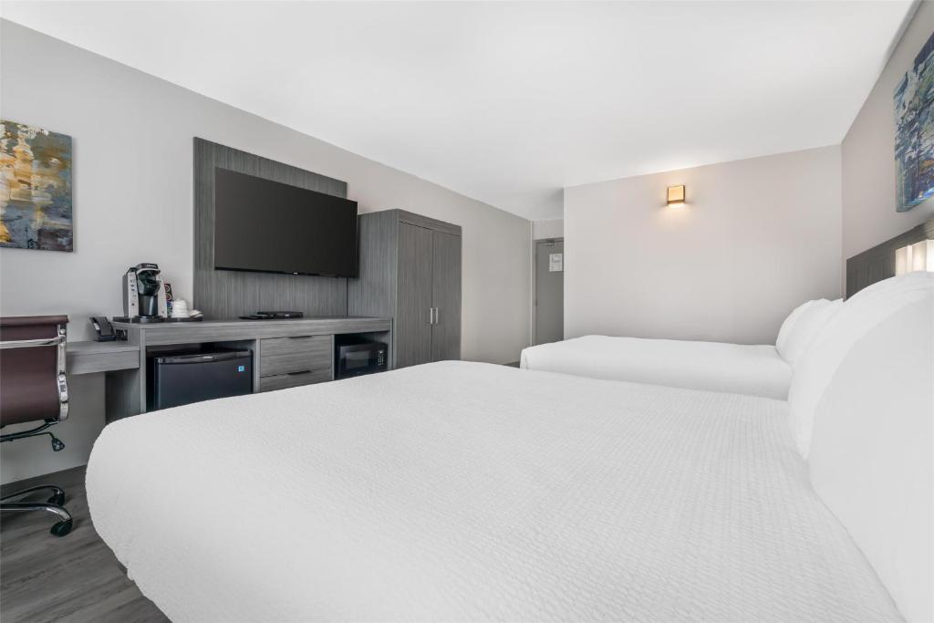 Postel nebo postele na pokoji v ubytování Best Western Prince George Downtown