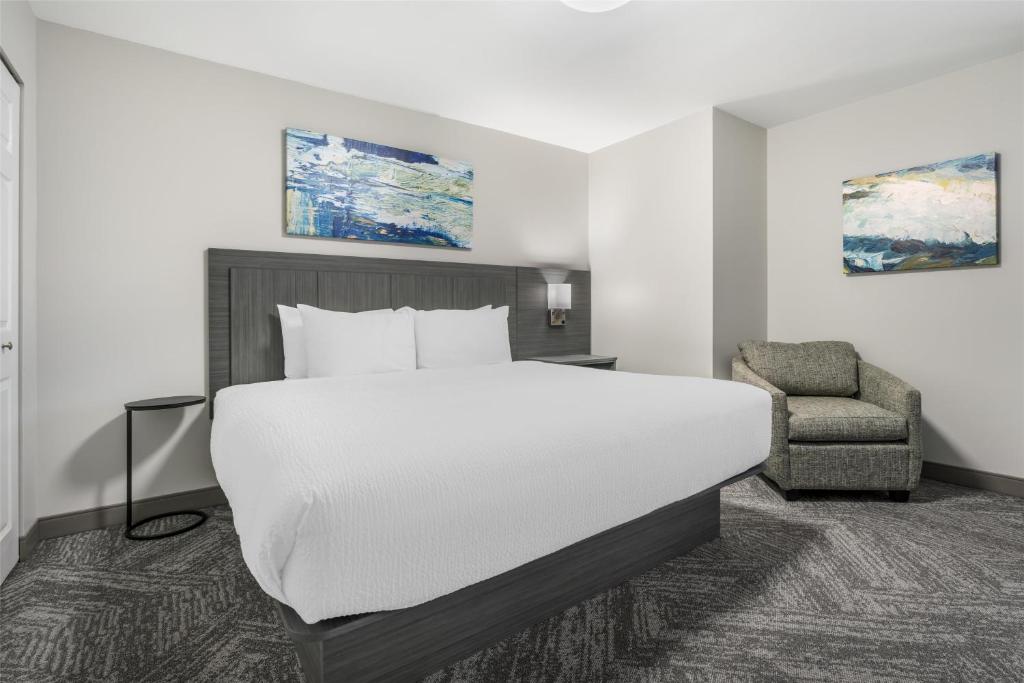 Postel nebo postele na pokoji v ubytování Best Western Prince George Downtown