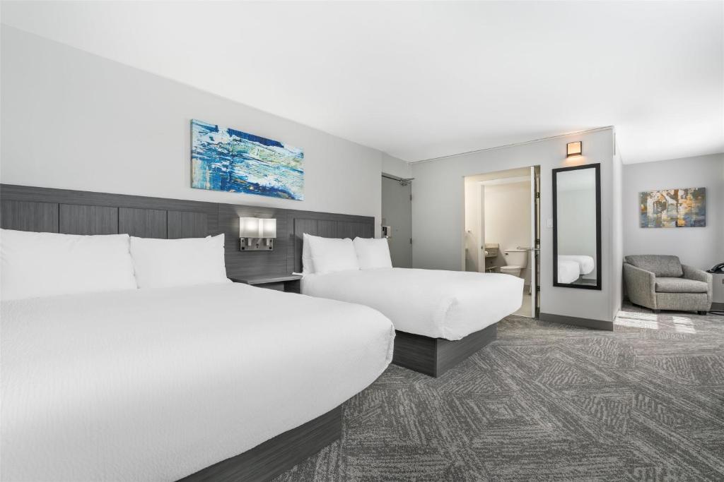 Postel nebo postele na pokoji v ubytování Best Western Prince George Downtown
