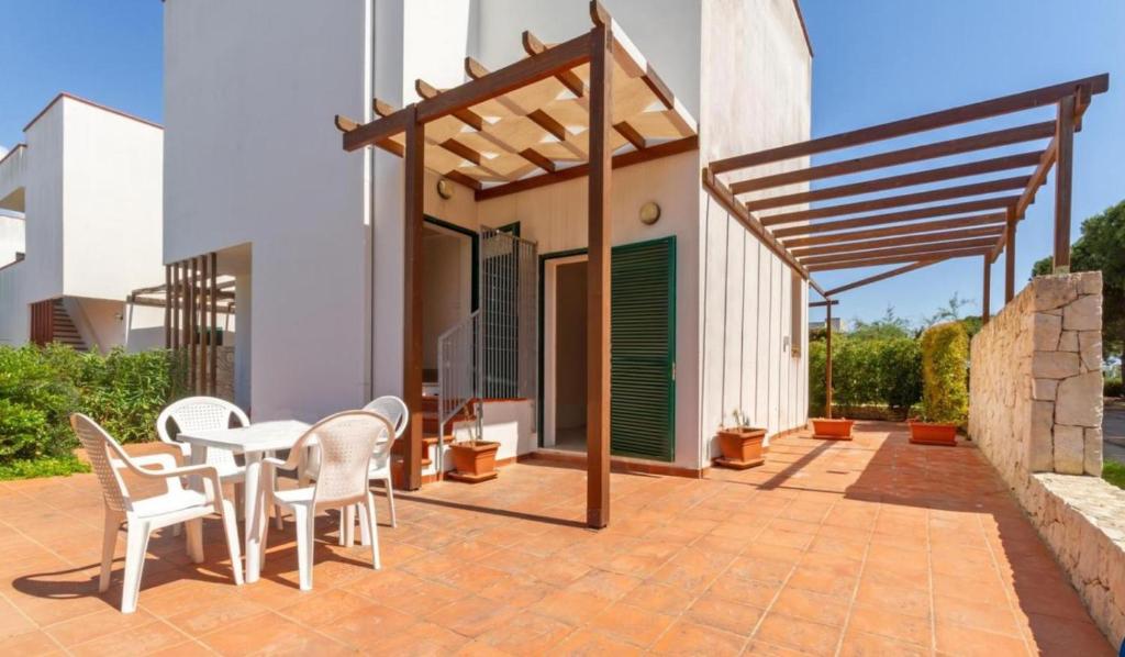 Torre InserraglioにあるVilla Rubinoのレンガ造りのパティオ(テーブル、椅子付)