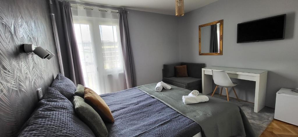 TV a/nebo společenská místnost v ubytování Doris Hotel