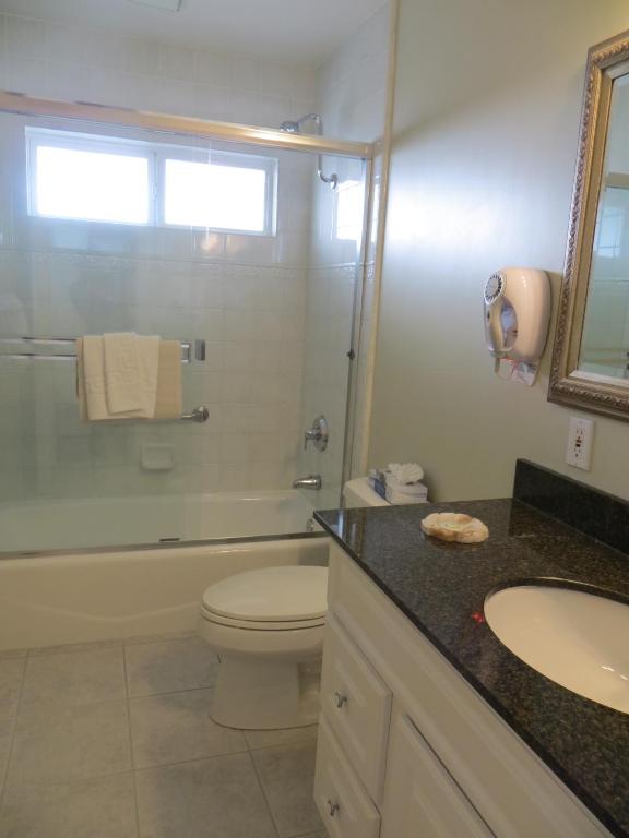 Carmel Bay View Inn - King Room Met Open Haard