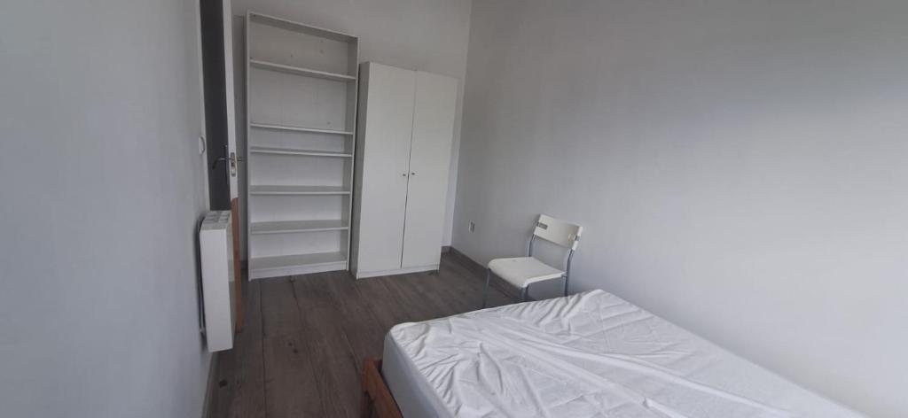 Postel nebo postele na pokoji v ubytování Chambre centre Porto