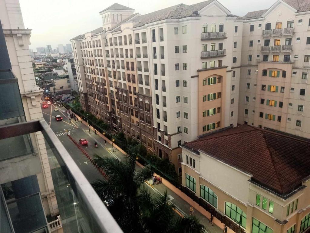 Una vista de una calle de la ciudad con edificios altos. en Affordable Hotels Condotel Here Naia 1 ,2,3 And 4, en Manila