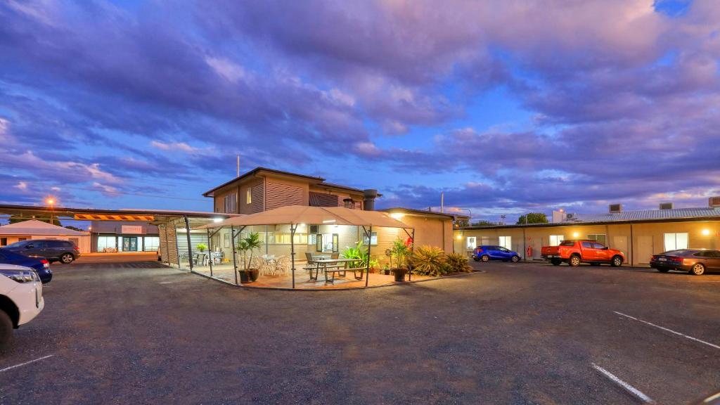 a parking lot in front of a motel at Motel 707 in Emerald