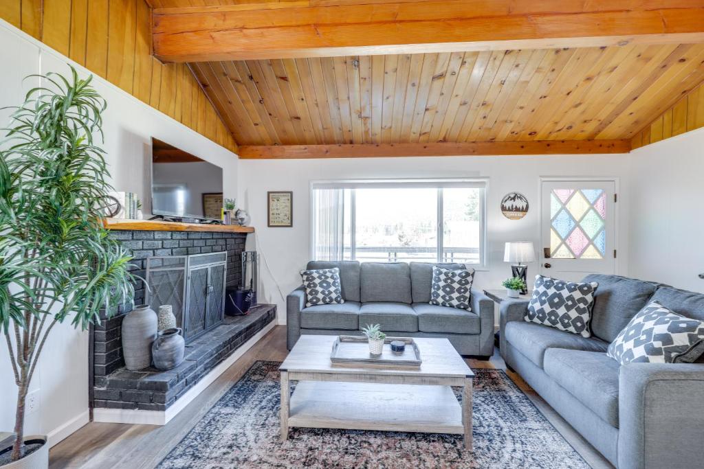 ein Wohnzimmer mit Couch und Kamin in der Unterkunft Close to Skiing and Lake Big Bear Mountain Getaway in Big Bear City