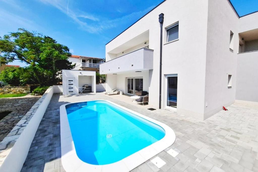 Bazén v ubytování Family friendly house with a swimming pool Povljana, Pag - 24256 nebo v jeho okolí