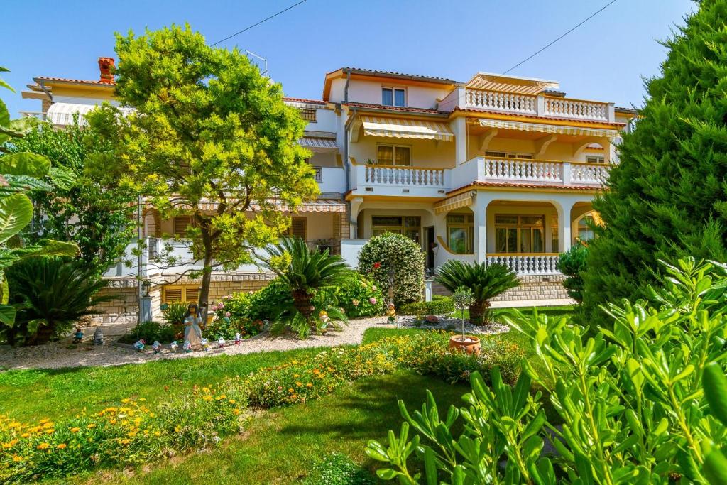 Apartments with parking space Palit, Rab - 24376