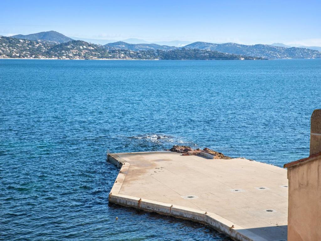 un quai au milieu d'une grande masse d'eau dans l'établissement Charming apartment - 1BR- Saint-Tropez, à Saint-Tropez