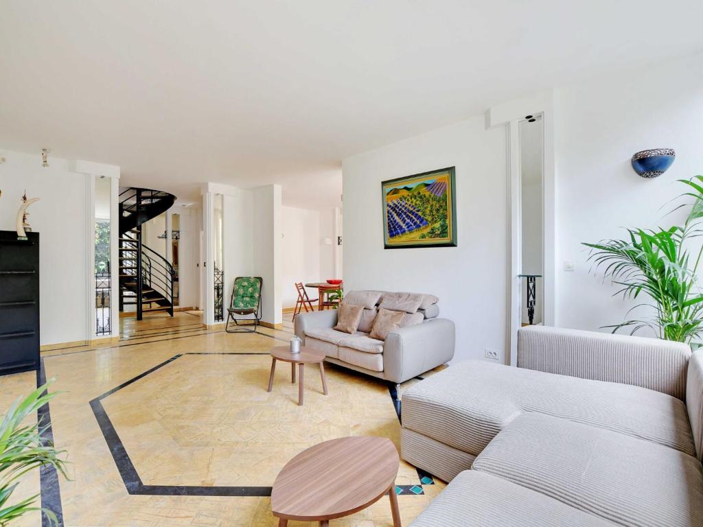 un salon avec un canapé et une table dans l'établissement Charming duplex - 4BR-5P- Boulogne-Billancourt, à Boulogne-Billancourt