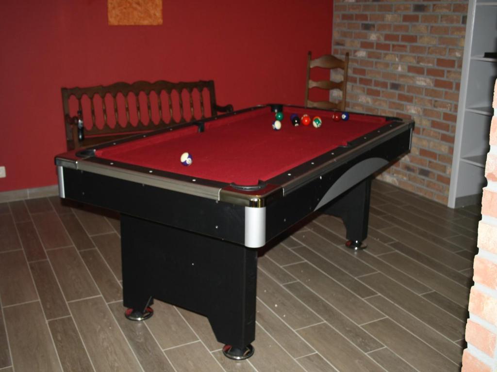 Biliár nebo kulečník v ubytování Holiday Home in Theux near Spa Town