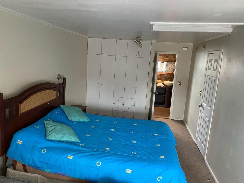 Ένα ή περισσότερα κρεβάτια σε δωμάτιο στο Habitación amplia con cama de dos plazas mas una cama individual y amplio baño exclusivo