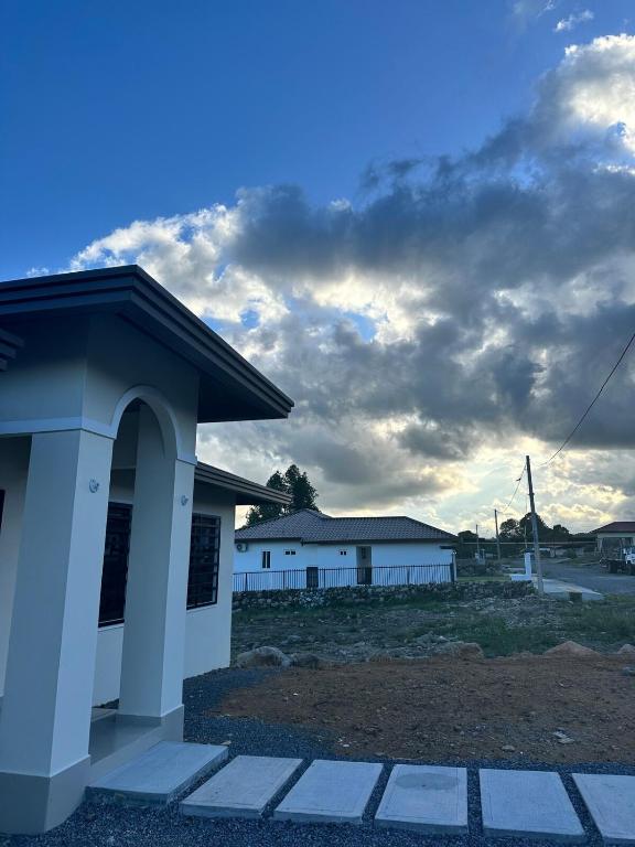a white building with a cloudy sky in the background at La casa del alto in Alto Boquete