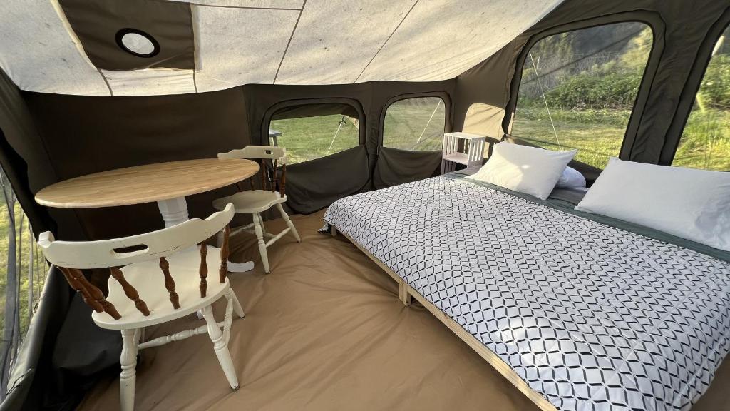 Postel nebo postele na pokoji v ubytování Glamping tent on the river