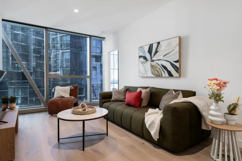 Gallery image of Modern 2BR - Best Location with Gym, Desk and Pool! in Melbourne