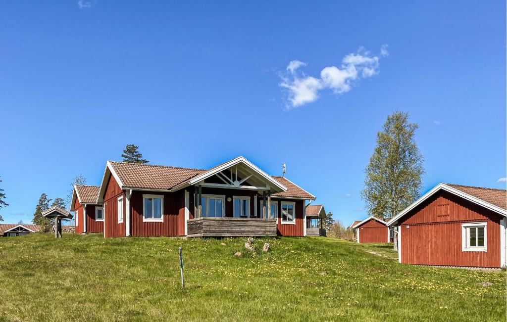 una casa en la cima de una colina con césped con casas en Tolles Zuhause - S30645 Tolles Zuhause, en Svenstorp