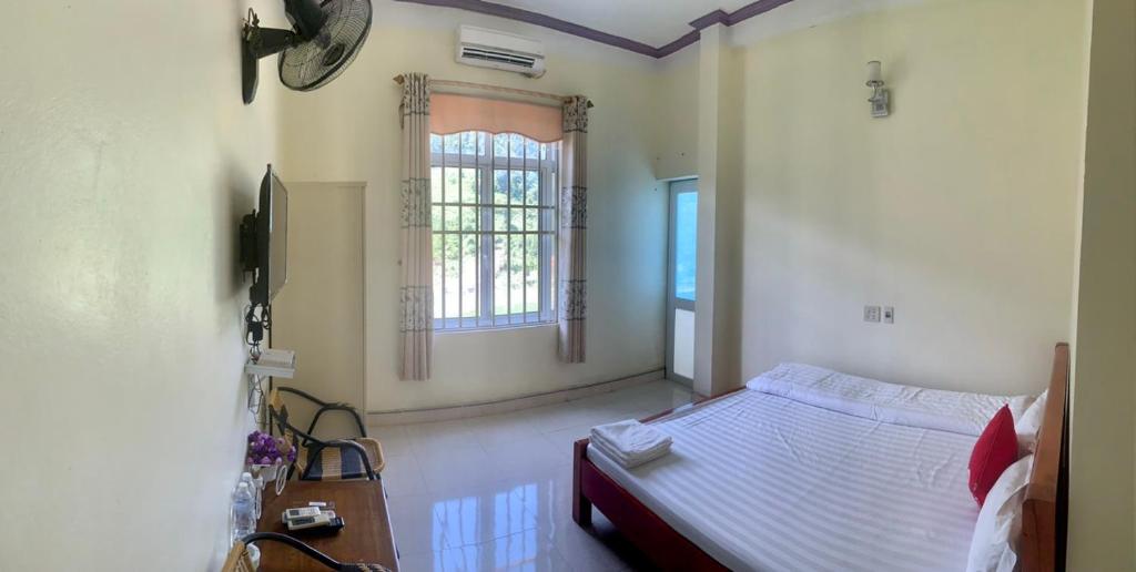 Mù Cang ChảiにあるNhà nghỉ duy vũのベッドと窓のある寝室