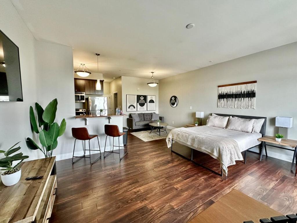 een grote slaapkamer met een bed en een keuken bij Downtown Penthouse Loft with View in Indianapolis