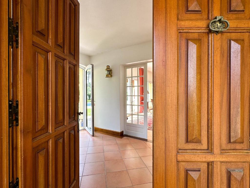 Photo de la galerie de l'établissement Villa à La Palmyre avec Piscine, Tennis, et WIFI - 8 Pers. - FR-1-705-15, aux Mathes