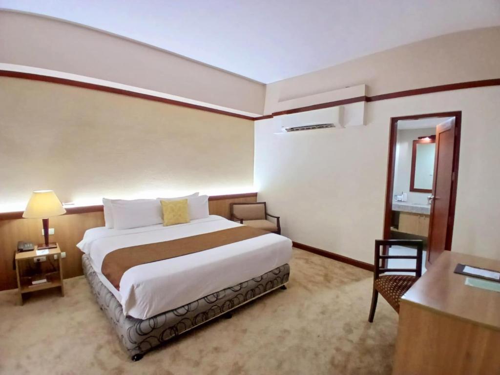 Postel nebo postele na pokoji v ubytování Dohera Hotel