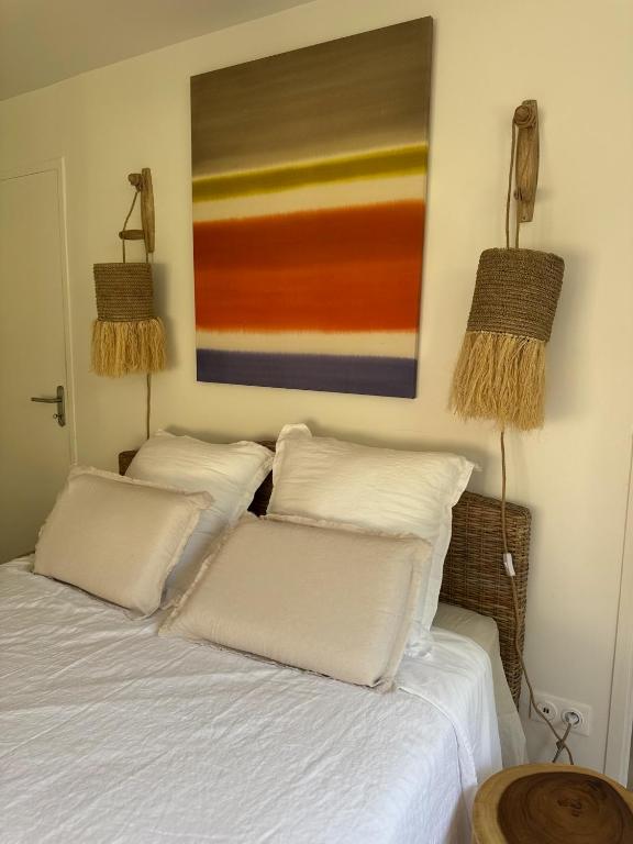 Postel nebo postele na pokoji v ubytování Les Cabanes cosy à 2 pas du lagon - charme et confort