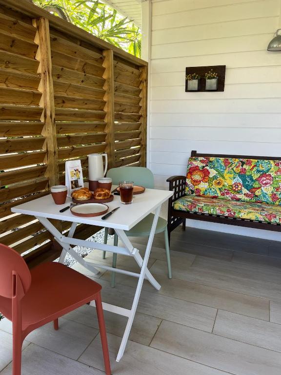 Posezení v ubytování Les Cabanes cosy à 2 pas du lagon - charme et confort