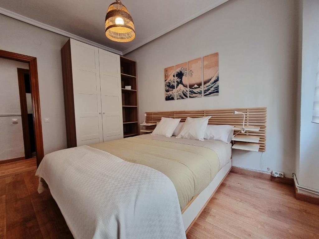 A bed or beds in a room at Apartamento céntrico de 3 dormitorios
