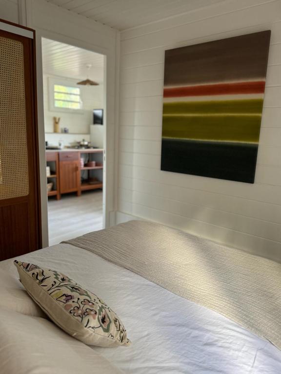 Postel nebo postele na pokoji v ubytování Les Cabanes cosy à 2 pas du lagon - charme et confort