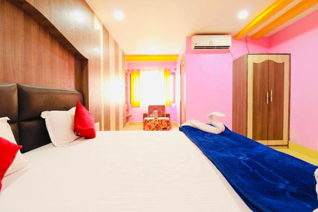 Postel nebo postele na pokoji v ubytování Hotel Galaxy International ! Puri