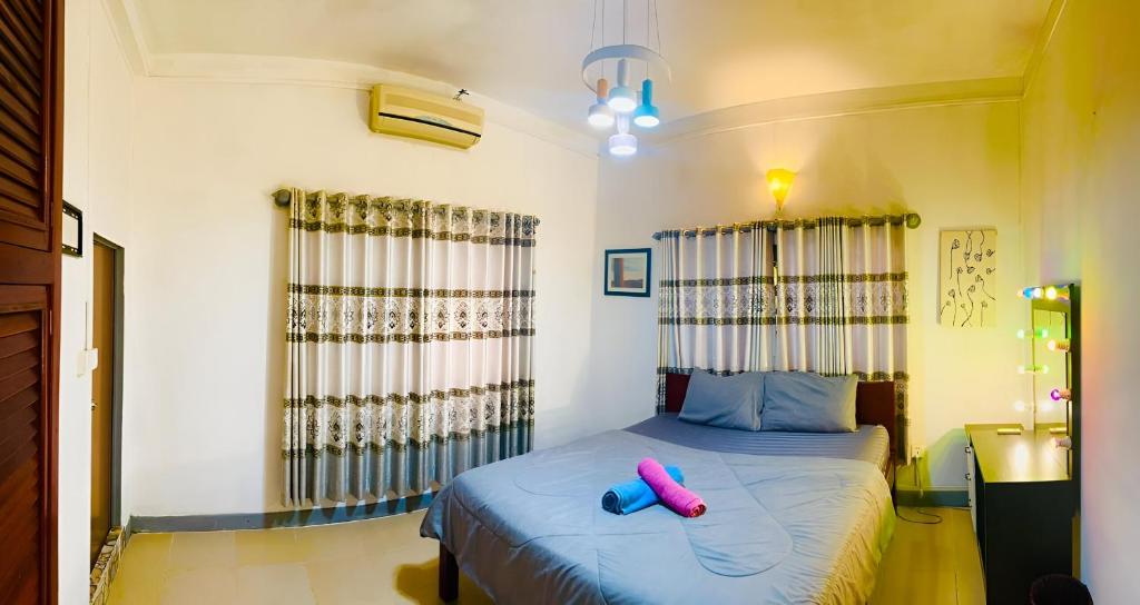Postel nebo postele na pokoji v ubytování Namo Angkor Villa