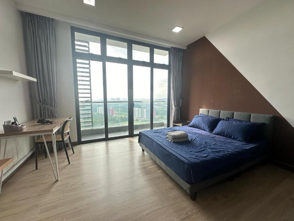 Un dormitorio con una cama y un escritorio y una gran ventana. en Green haven Studio unit with balcony and WiFi Netflix, en Masai