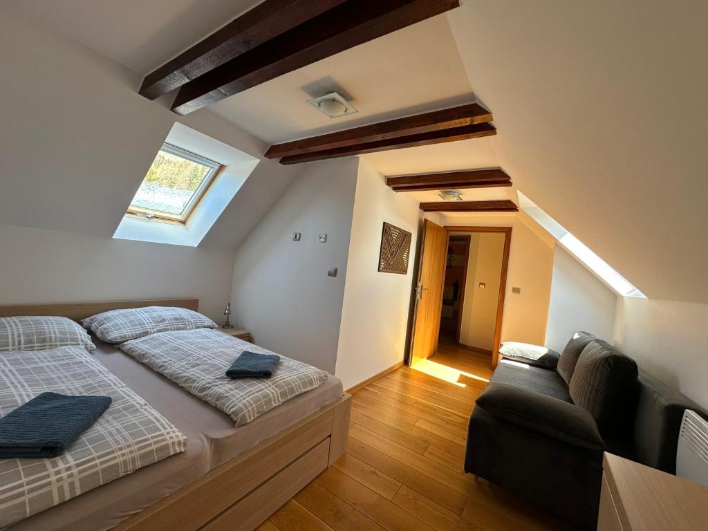 Postel nebo postele na pokoji v ubytování APARTMÁN MEZONET DONOVALY Plesnivec