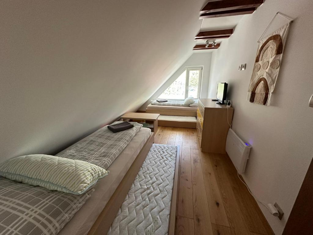 Postel nebo postele na pokoji v ubytování APARTMÁN MEZONET DONOVALY Plesnivec