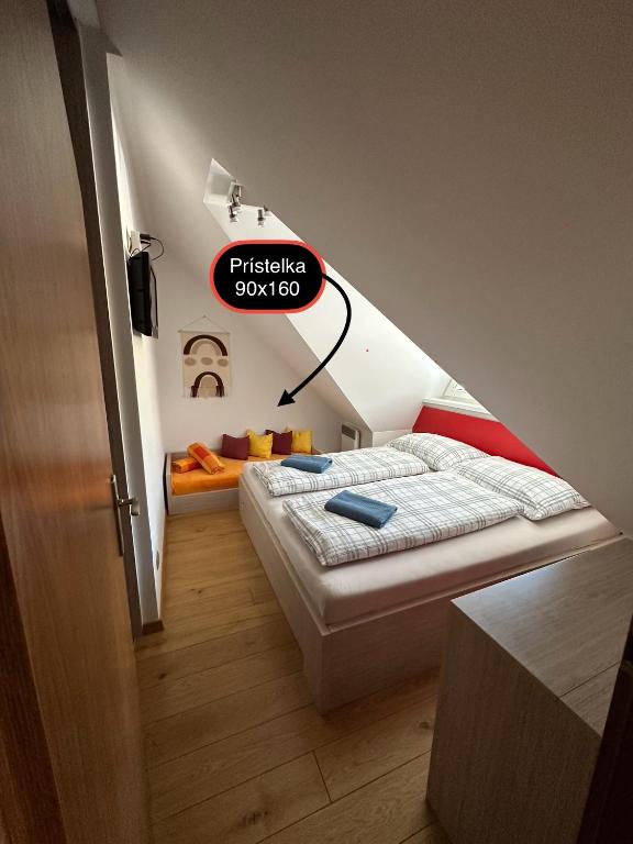 Postel nebo postele na pokoji v ubytování APARTMÁN MEZONET DONOVALY Plesnivec