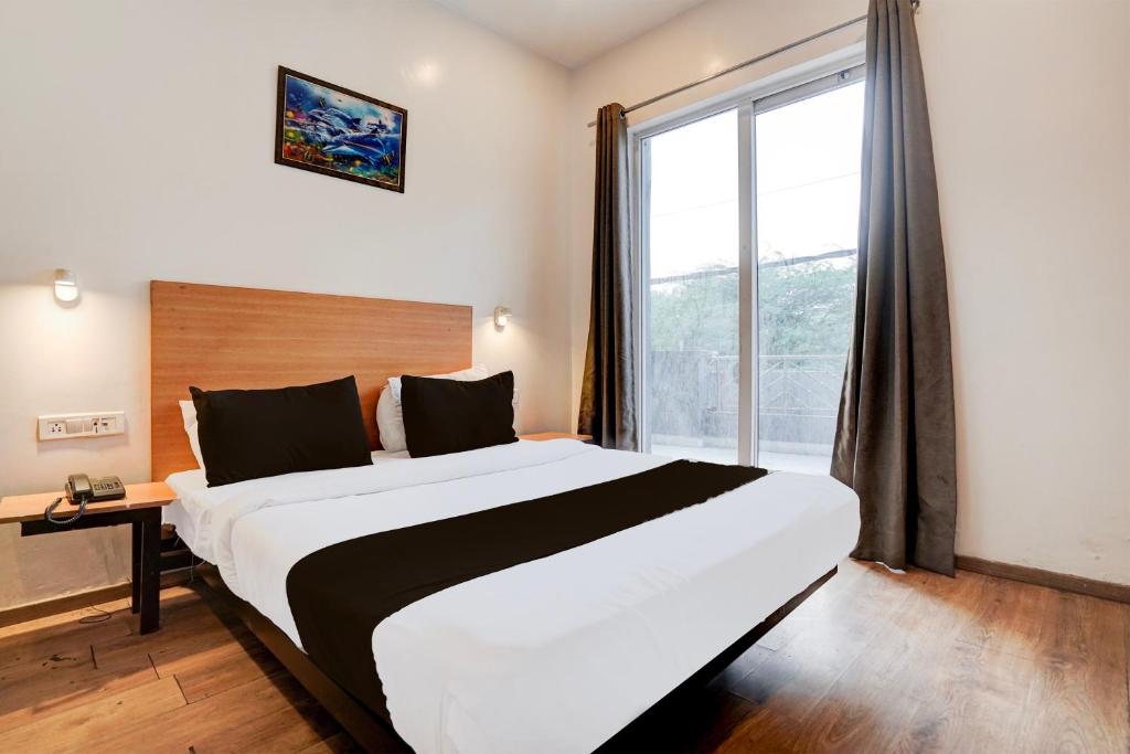 Postel nebo postele na pokoji v ubytování Super Hotel O Britania Chowk