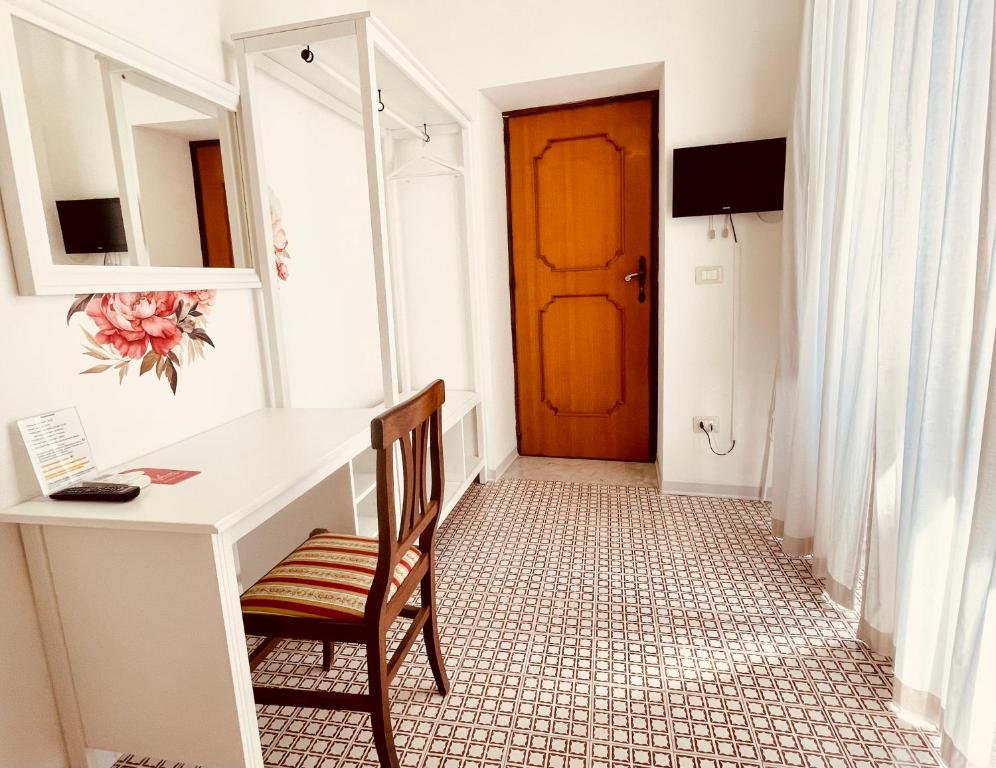 A television and/or entertainment centre at Il MOLO Camere per vacanze