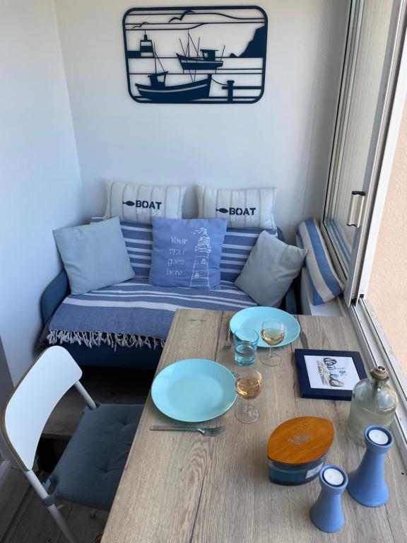 un petit salon avec une table et un canapé dans l'établissement Appart T2 av Loggia La Pironniere, à Les Sables-dʼOlonne