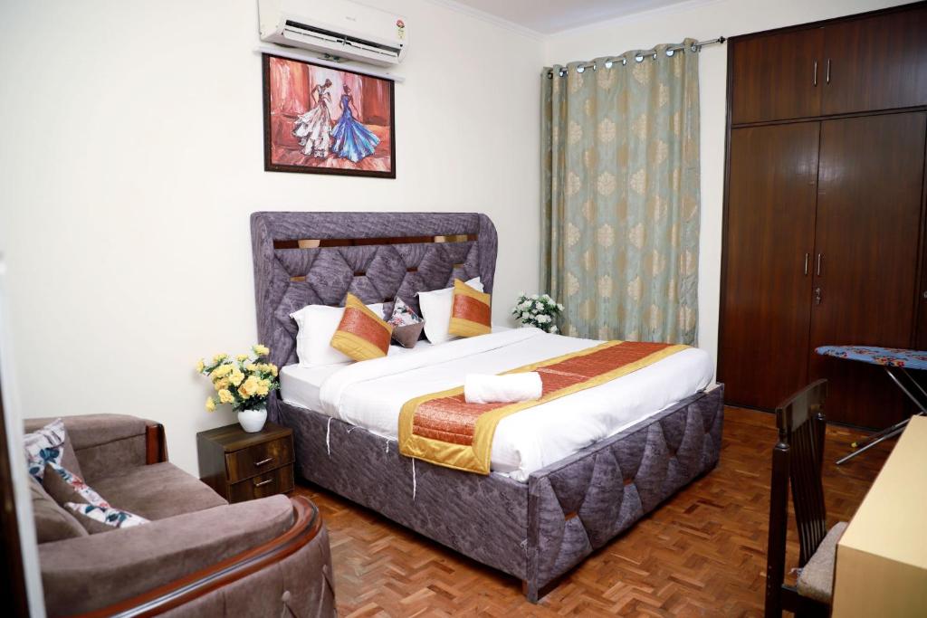 Ένα ή περισσότερα κρεβάτια σε δωμάτιο στο Divine India Service Apartment 3Bhk 1B Saket