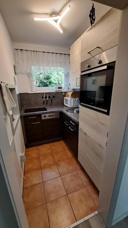 Kuchyňa alebo kuchynka v ubytovaní Sandras Ferienhaus Bungalow Sonnenalm
