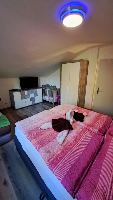 Posteľ alebo postele v izbe v ubytovaní Sandras Ferienhaus Bungalow Sonnenalm