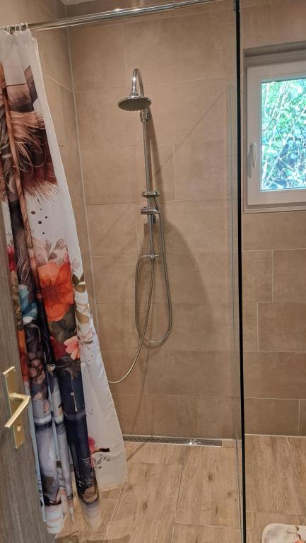 Kúpeľňa v ubytovaní Sandras Ferienhaus Bungalow Sonnenalm