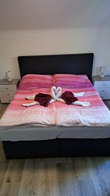 Posteľ alebo postele v izbe v ubytovaní Sandras Ferienhaus Bungalow Sonnenalm