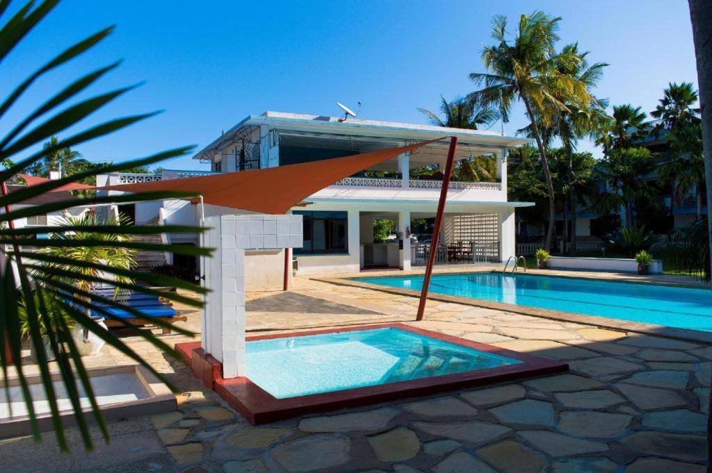ein Swimmingpool vor einem Haus in der Unterkunft Modern Apartments Nyali in Mombasa