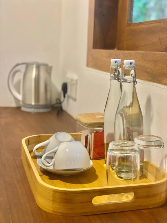 Příslušenství pro přípravu čaje a kávy v ubytování Mansala Safari House
