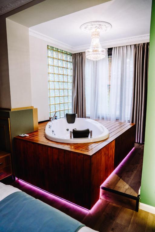 Postel nebo postele na pokoji v ubytování NS Luxury Suites