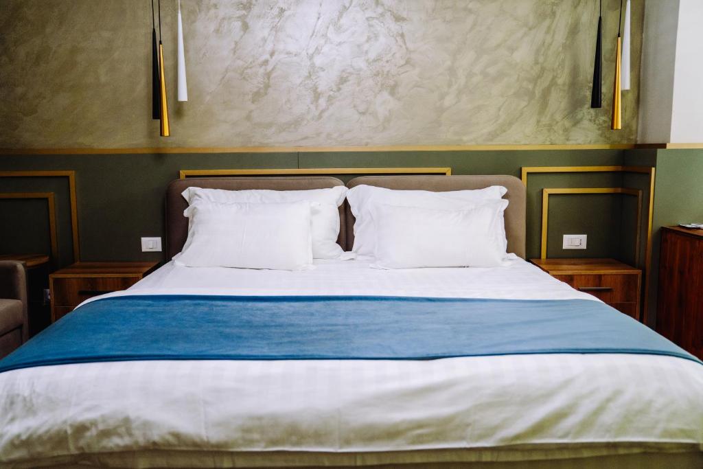 Postel nebo postele na pokoji v ubytování NS Luxury Suites