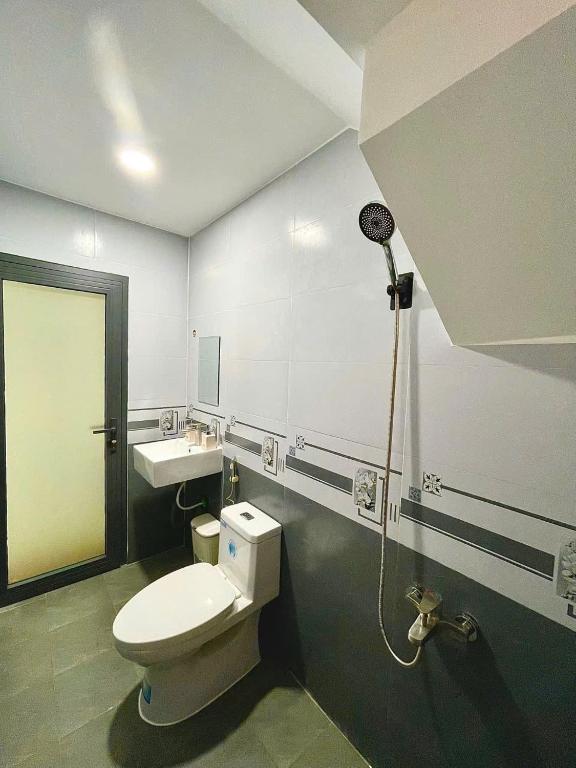 a bathroom with a toilet and a shower at Phú Quý MYNO Homestay in Cu Lao Thu
