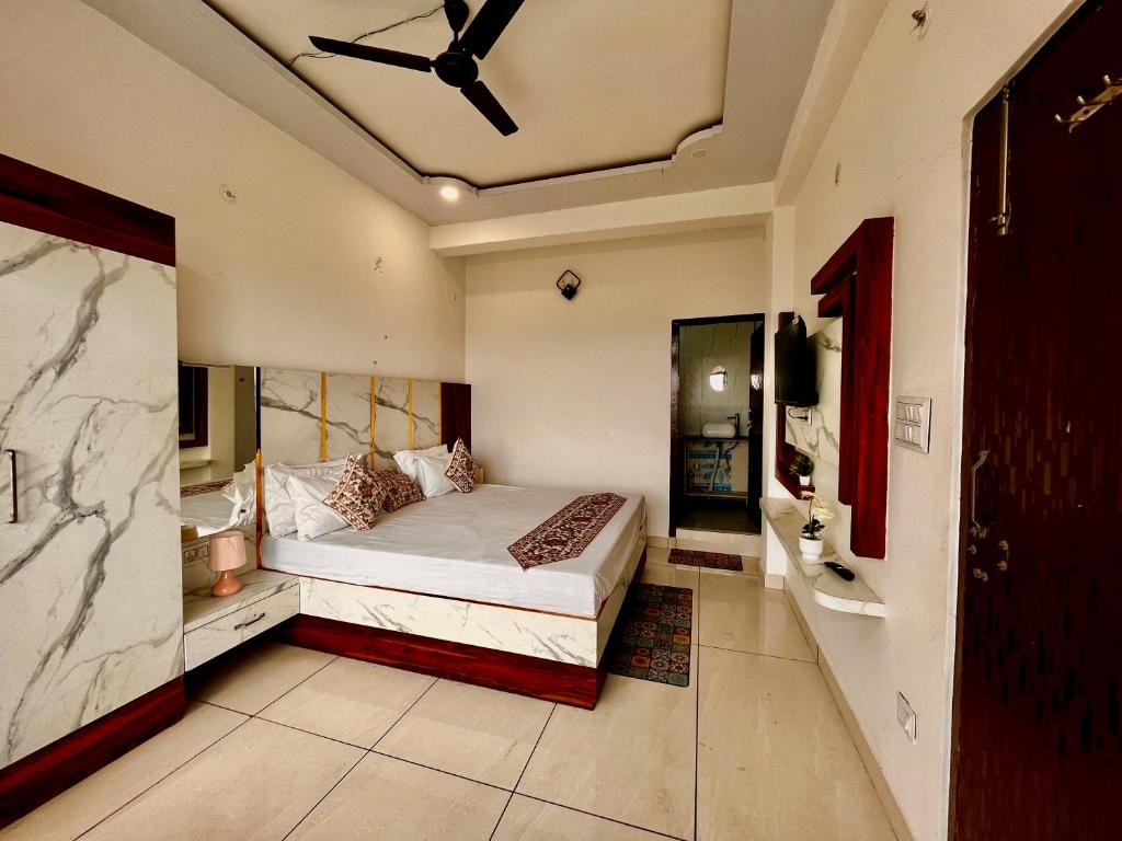 Postel nebo postele na pokoji v ubytování Hotel Valley Vista, Nanital - #Mountain View #Premium Rooms #Parking #Best Selling #Guest Preferred