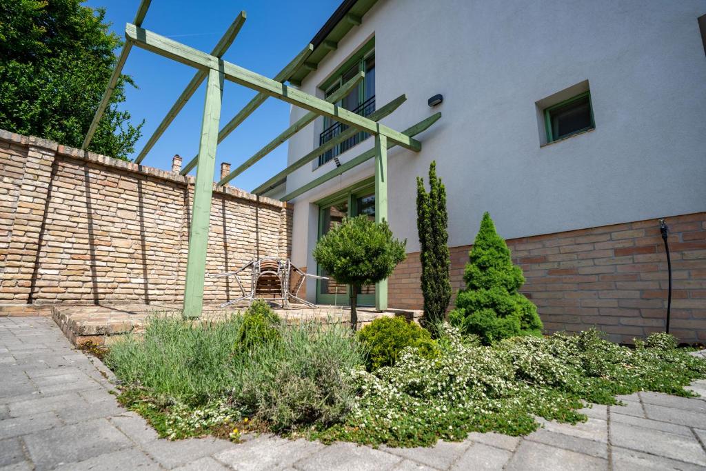 Vonkajšia záhrada v ubytovaní Jókai Apartman