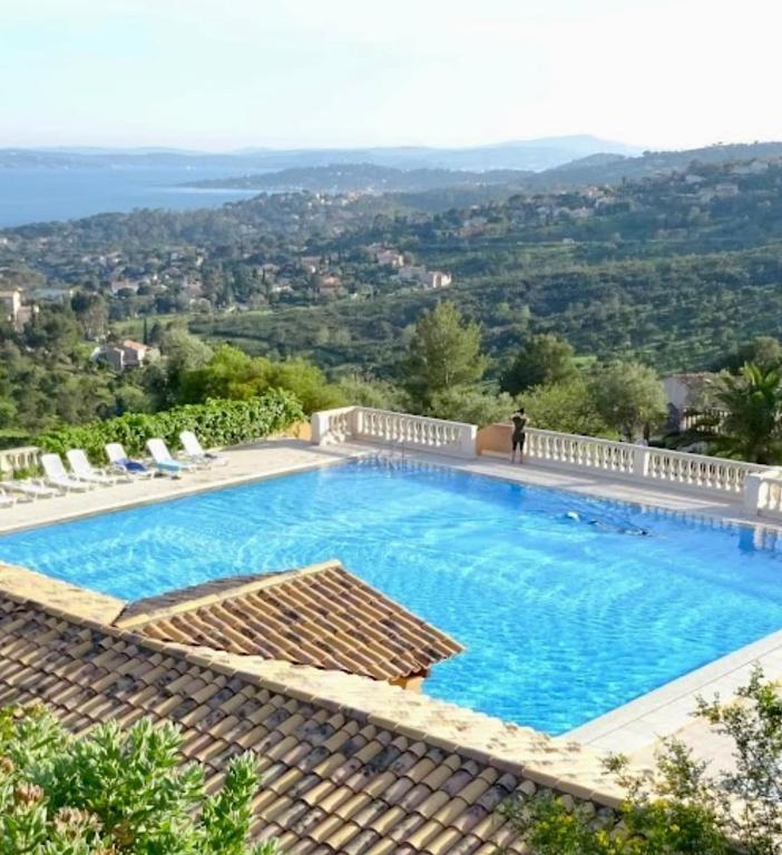 une grande piscine avec des chaises et une vue dans l'établissement Elegant Duplex, pool and beach, à Roquebrune-sur Argens